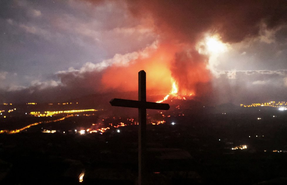 Na ostrově La Palma je kvůli lávě po erupci sopky uzavřena část pobřeží, (22.09.2021).