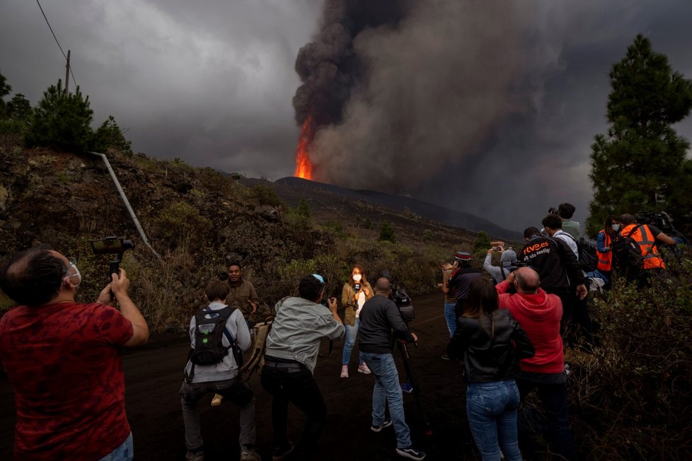 Novinářské štáby u vulkánu.