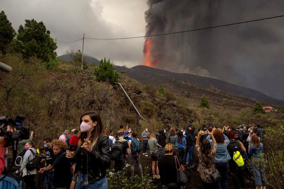 Novinářské štáby u vulkánu.