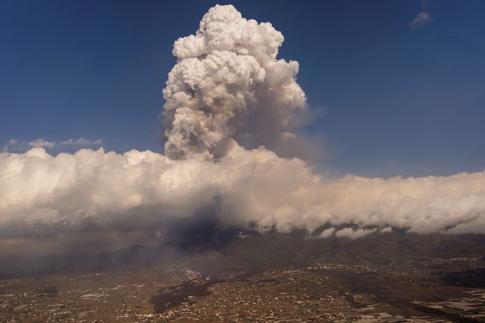Magma ze sopky Cumbre Vieja na La Palmě může vytékat tři týdny či až tři měsíce (24. 9. 2021).