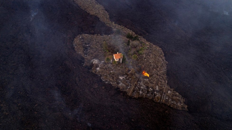 „Zázračný dům“, který unikl škodám způsobeným erupcí sopky Cumbre Vieja na ostrově La Palma (24. 9. 2021)