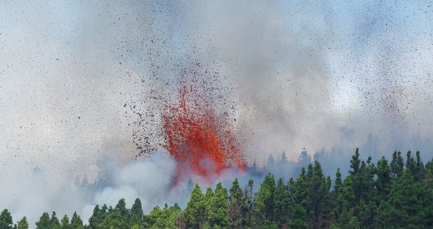 Na Kanárech vybuchla po 50 letech sopka: Tisíce otřesů, evakuace a armáda v pohotovosti
