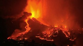 Ohnivé peklo na Kanárech: Sopka zničila 20 domů. Proudy lávy a 5 tisíc evakuovaných 