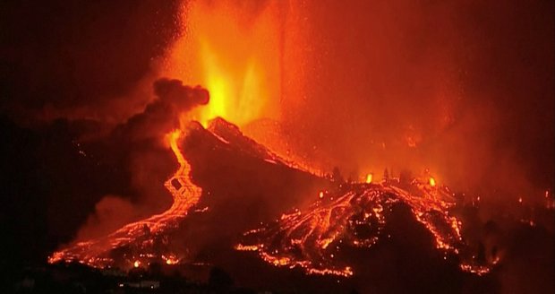 Ohnivé peklo na Kanárech: Sopka zničila 20 domů. Proudy lávy a 5 tisíc evakuovaných 