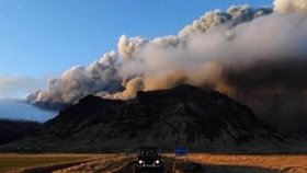 Erupce sopky Eyjafjallajokull v roce 2010 pořádně potrápila Evropu