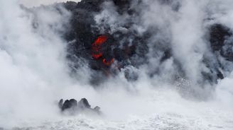 OBRAZEM: Havajský vulkán nepřestává soptit, láva pronikla do moře a tvoří toxické výpary