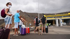 Sopka na Kanárech: Na La Palma uzavřeli letiště, lidé se pryč dostávali trajekty
