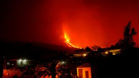 Nevycházejte! Sopka na Kanárech dál chrlí lávu. Probral se i vulkán na italském ostrůvku