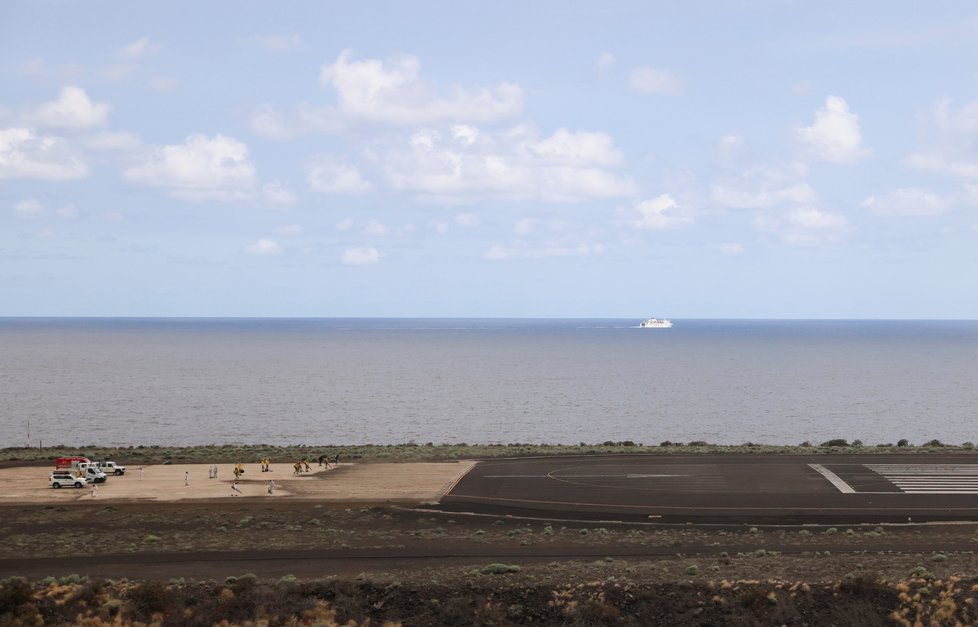 Sopka na Kanárech: Na La Palma uzavřeli letiště, lidé se pryč dostávali trajekty.