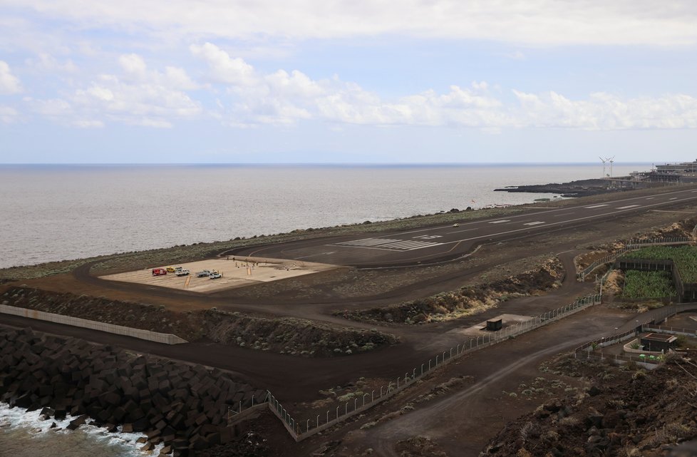 Sopka na Kanárech: Na La Palma uzavřeli letiště, lidé se pryč dostávali trajekty.