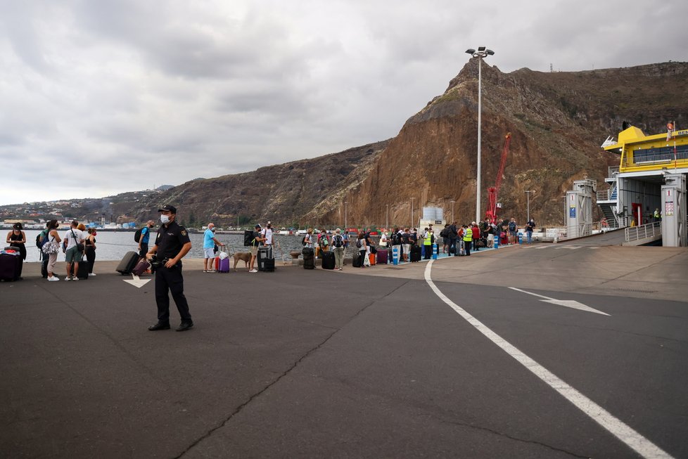 Sopka na Kanárech: Na La Palma uzavřeli letiště, lidé se pryč dostávali trajekty