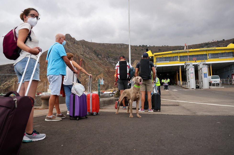 Sopka na Kanárech: Na La Palma uzavřeli letiště, lidé se pryč dostávali trajekty.