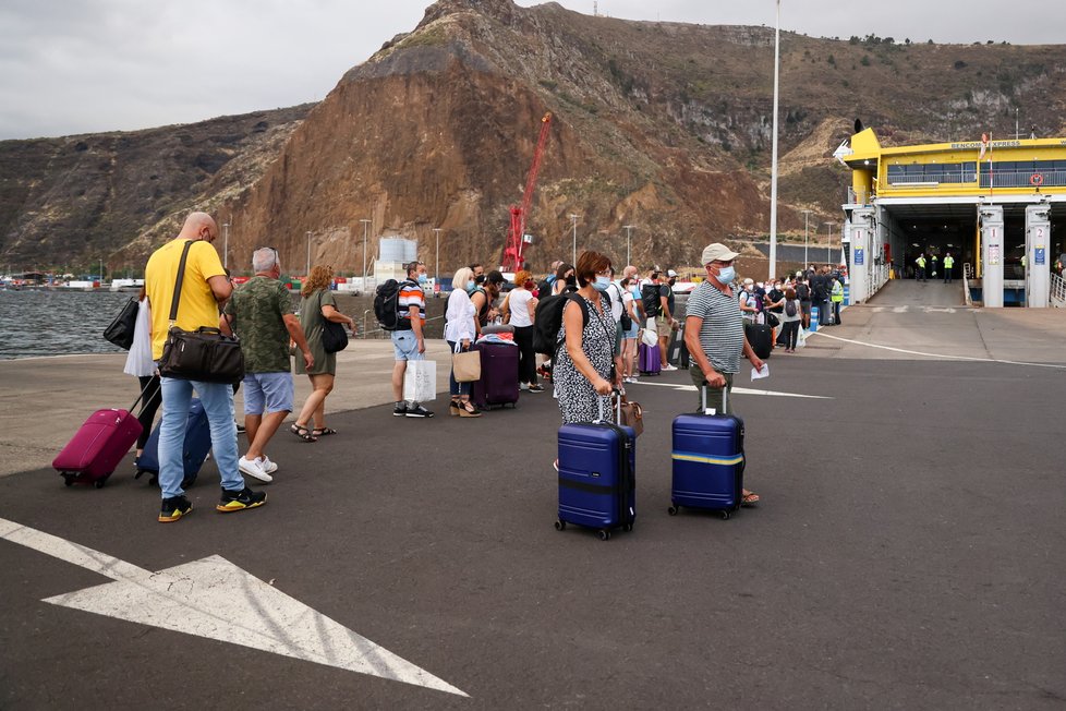 Sopka na Kanárech: Na La Palma uzavřeli letiště, lidé se pryč dostávali trajekty