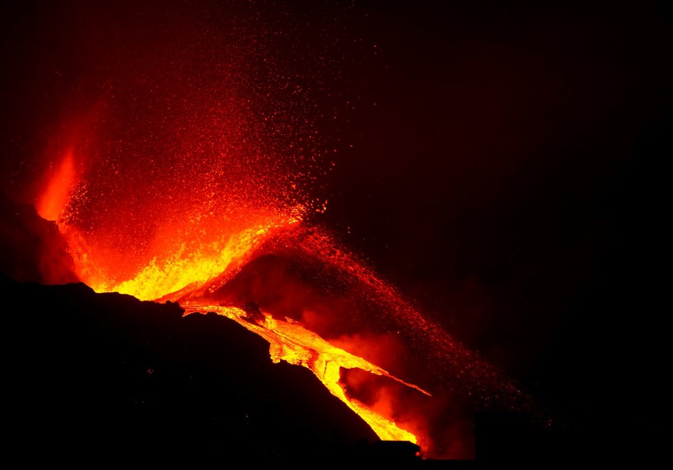 Výbuch sopky na Kanárských ostrovech: Z vulkánu nadále odtéká žhavá láva a zemina, jsou ničené domy, zemina i solná pole