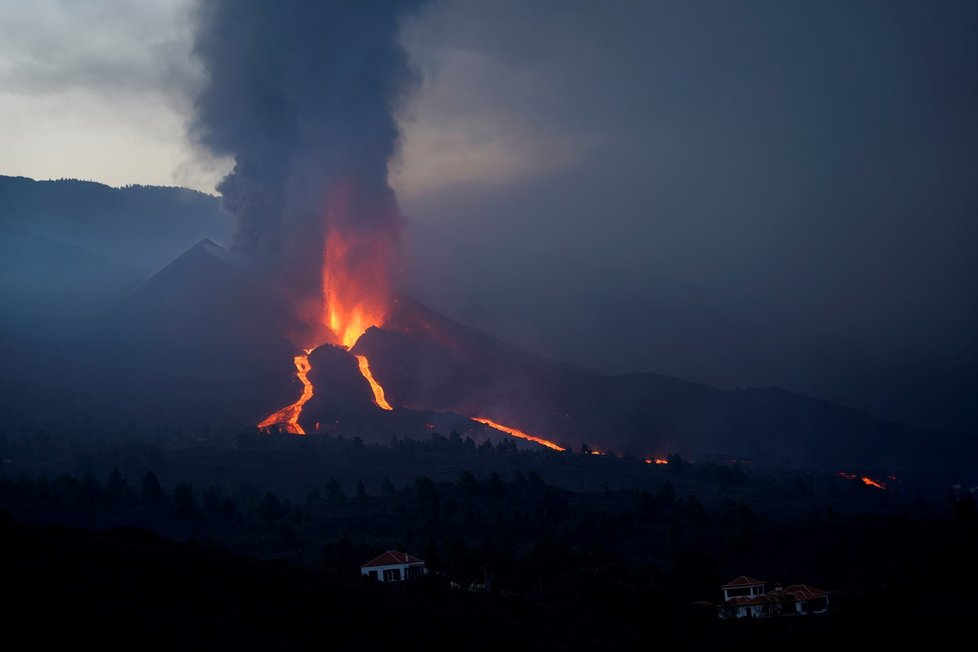 Výbuch sopky na Kanárských ostrovech: Z vulkánu nadále odtéká žhavá láva a zemina, jsou ničené domy, zemina i solná pole.