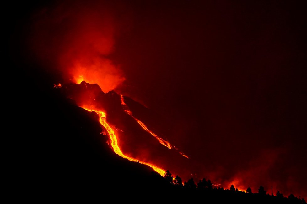 Výbuch sopky na Kanárských ostrovech: Z vulkánu nadále odtéká žhavá láva a zemina, jsou ničené domy, zemina i solná pole