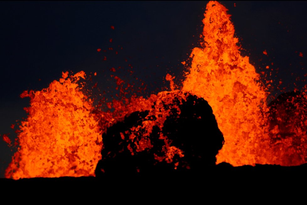 Řádění havajské sopky Kilauea pokračuje už přes 20 dní, láva už pokryla skoro 9 milionů metrů čtverečních pevniny a vlévá se do moře