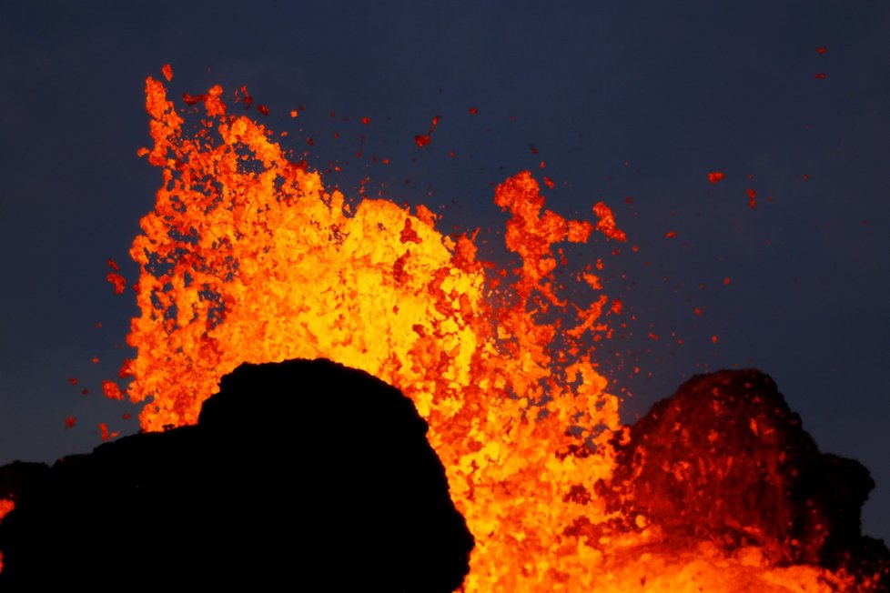 Řádění havajské sopky Kilauea pokračuje už přes 20 dní, láva už pokryla skoro 9 milionů metrů čtverečních pevniny a vlévá se do moře