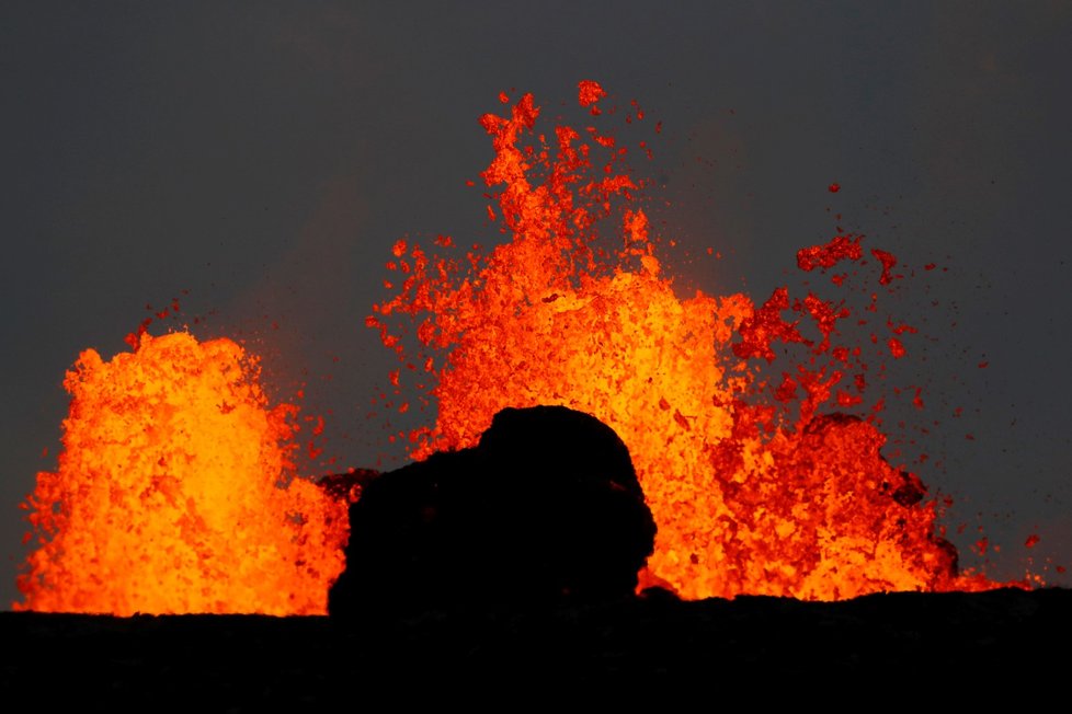 Řádění havajské sopky Kilauea pokračuje už přes 20 dní, láva už pokryla skoro 9 milionů metrů čtverečních pevniny a vlévá se do moře