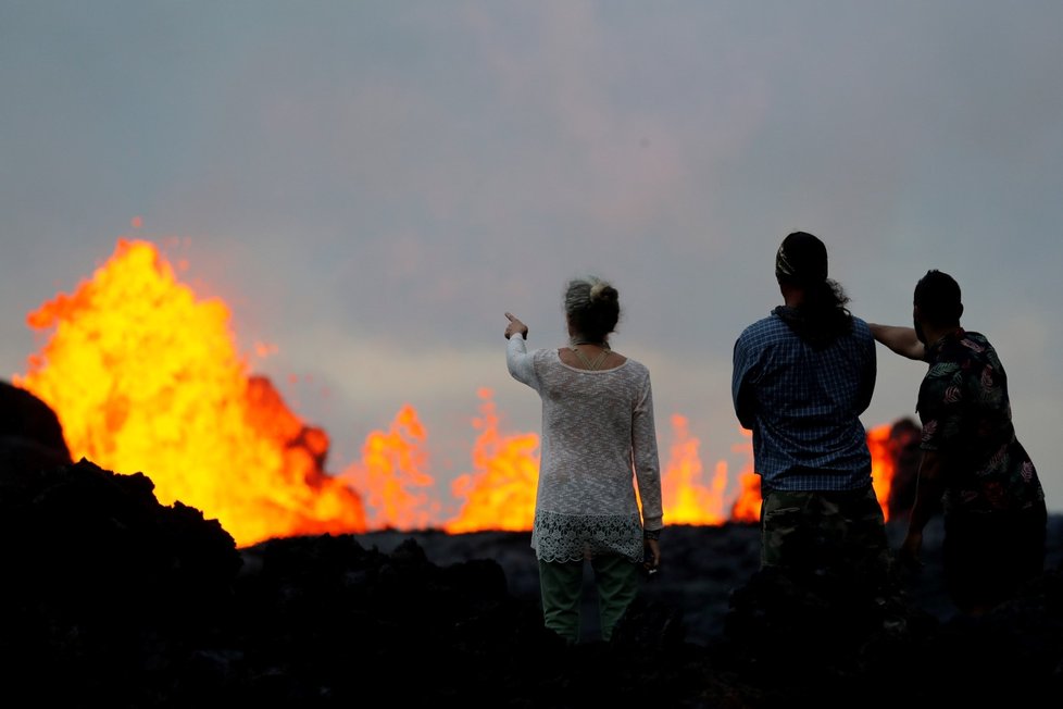 Řádění havajské sopky Kilauea pokračuje už přes 20 dní, láva už pokryla skoro 9 milionů metrů čtverečních pevniny a vlévá se do moře