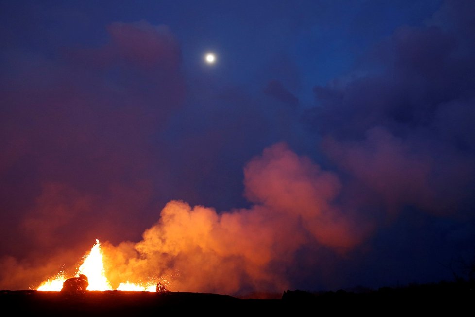 Řádění havajské sopky Kilauea pokračuje už přes 20 dní, láva už pokryla skoro 9 milionů metrů čtverečních pevniny a vlévá se do moře