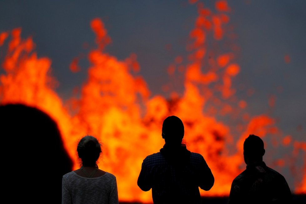 Řádění havajské sopky Kilauea pokračuje už přes 20 dní, láva už pokryla skoro 9 milionů metrů čtverečních pevniny a vlévá se do moře