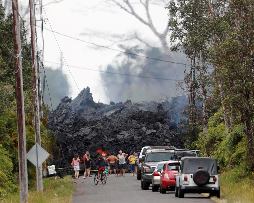 Řádění havajské sopky Kilauea pokračuje už přes 20 dní, láva už pokryla skoro 9 milionů metrů čtverečních pevniny a vlévá se do moře