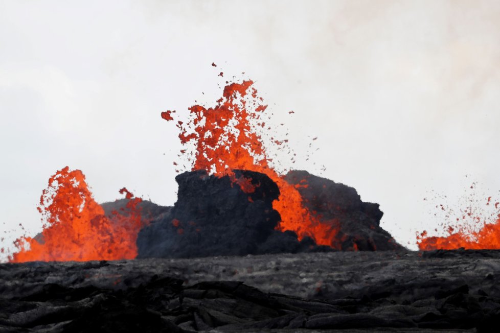 Řádění havajské sopky Kilauea pokračuje už přes 20 dní, láva už pokryla skoro 9 milionů metrů čtverečních pevniny a vlévá se do moře