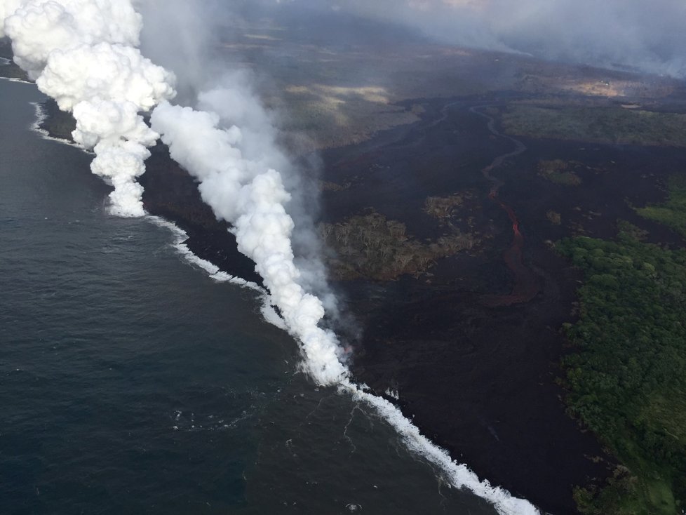 Řádění havajské sopky Kilauea pokračuje už přes 20 dní, láva už pokryla skoro 9 milionů metrů čtverečních pevniny a vlévá se do moře