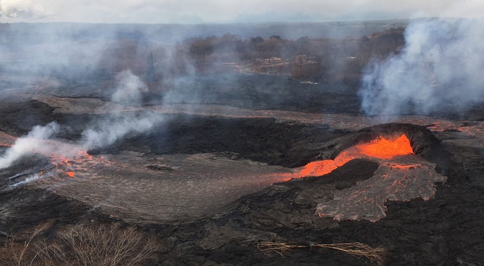 Řádění havajské sopky Kilauea pokračuje už přes 20 dní, láva už pokryla skoro 9 milionů metrů čtverečních pevniny a vlévá se do moře