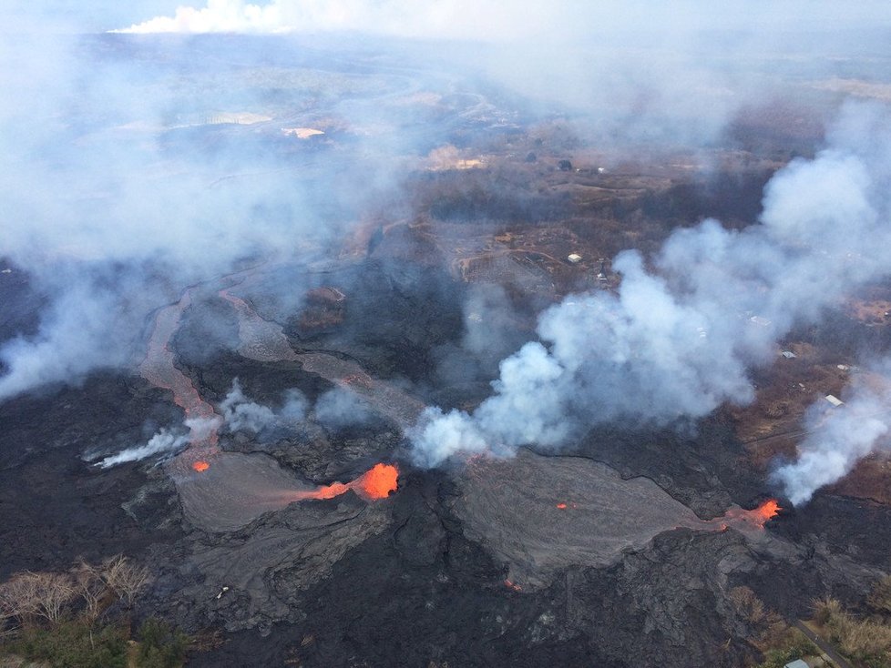 Řádění havajské sopky Kilauea pokračuje už přes 20 dní, láva už pokryla skoro 9 milionů metrů čtverečních pevniny a vlévá se do moře