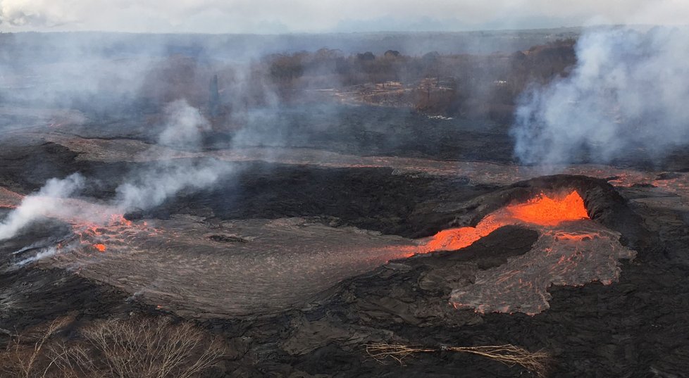 Řádění havajské sopky Kilauea pokračuje už přes 20 dní, láva už pokryla skoro 9 milionů metrů čtverečních pevniny a vlévá se do moře