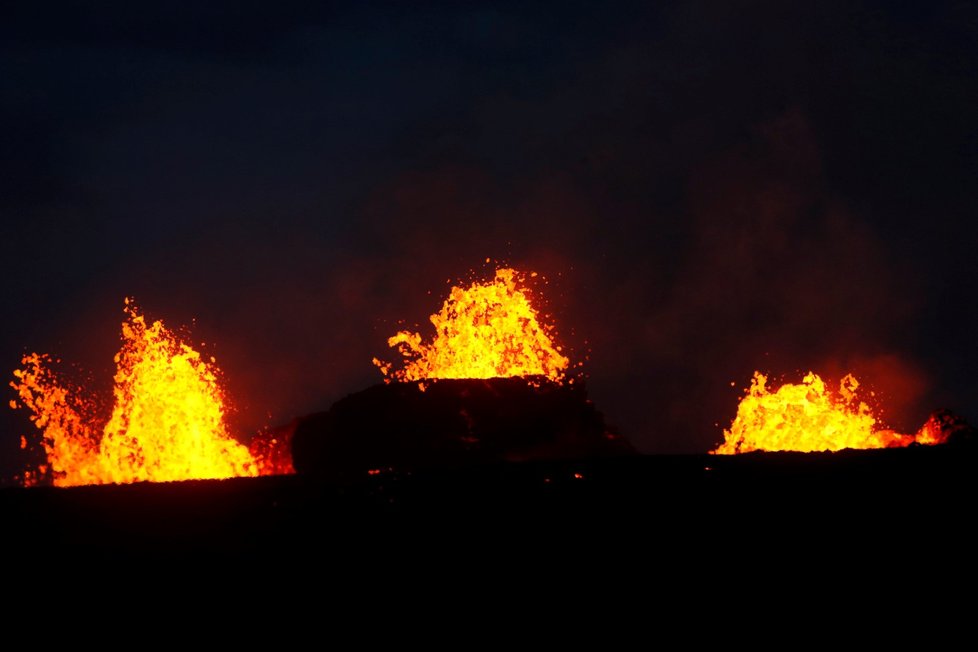 Řádění havajské sopky Kilauea pokračuje už přes 20 dní, láva už pokryla skoro 9 milionů metrů čtverečních pevniny a vlévá se do moře