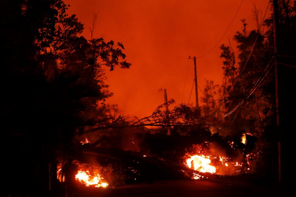 Řádění havajské sopky Kilauea pokračuje už přes 20 dní, láva už pokryla skoro 9 milionů metrů čtverečních pevniny a vlévá se do moře