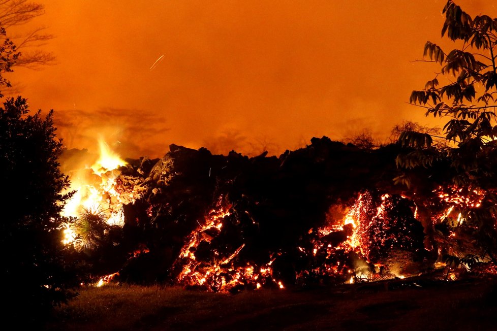 Řádění havajské sopky Kilauea pokračuje už přes 20 dní, láva už pokryla skoro 9 milionů metrů čtverečních pevniny a vlévá se do moře