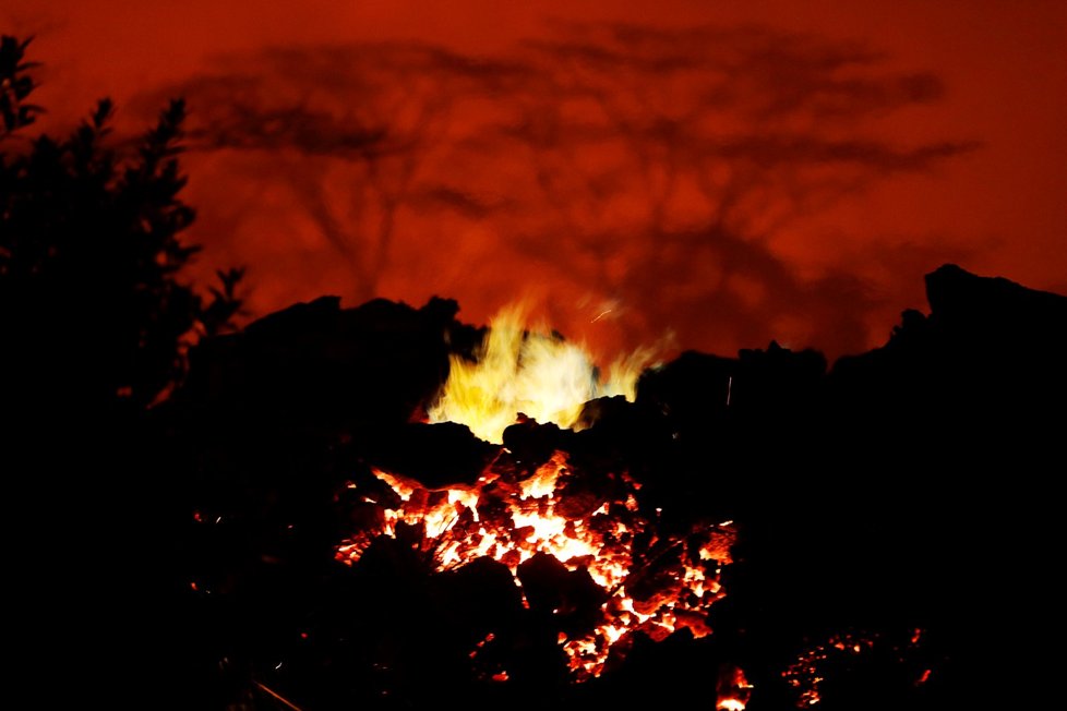 Řádění havajské sopky Kilauea pokračuje už přes 20 dní, láva už pokryla skoro 9 milionů metrů čtverečních pevniny a vlévá se do moře