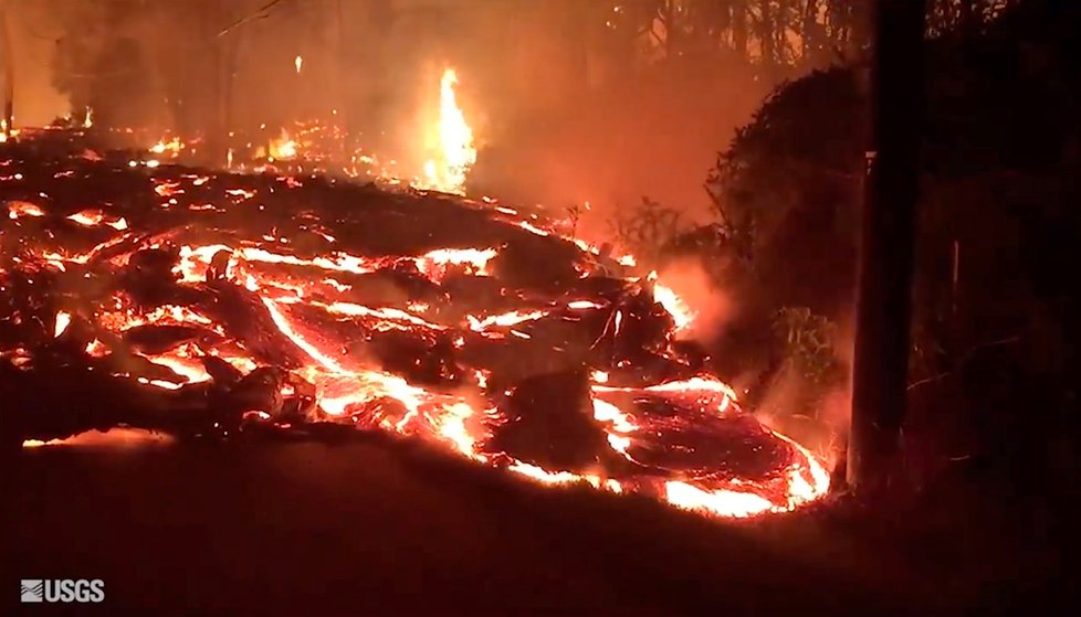 Řádění havajské sopky Kilauea pokračuje už přes 20 dní, láva už pokryla skoro 9 milionů metrů čtverečních pevniny a vlévá se do moře