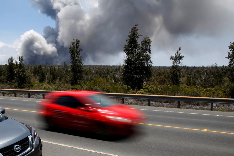 Řádění havajské sopky Kilauea pokračuje už přes 20 dní, láva už pokryla skoro 9 milionů metrů čtverečních pevniny a vlévá se do moře