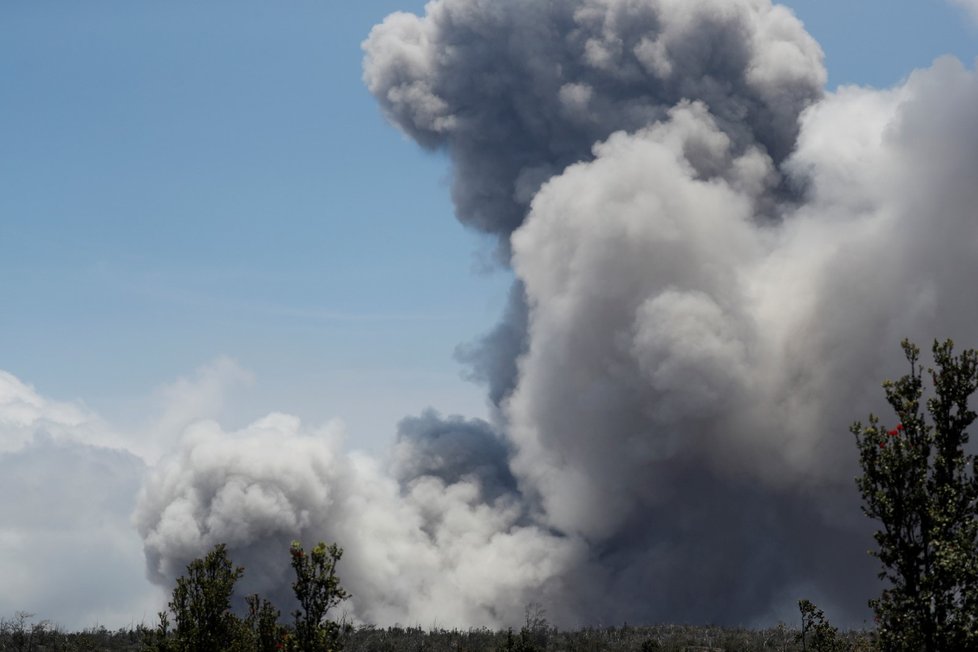 Řádění havajské sopky Kilauea pokračuje už přes 20 dní, láva už pokryla skoro 9 milionů metrů čtverečních pevniny a vlévá se do moře