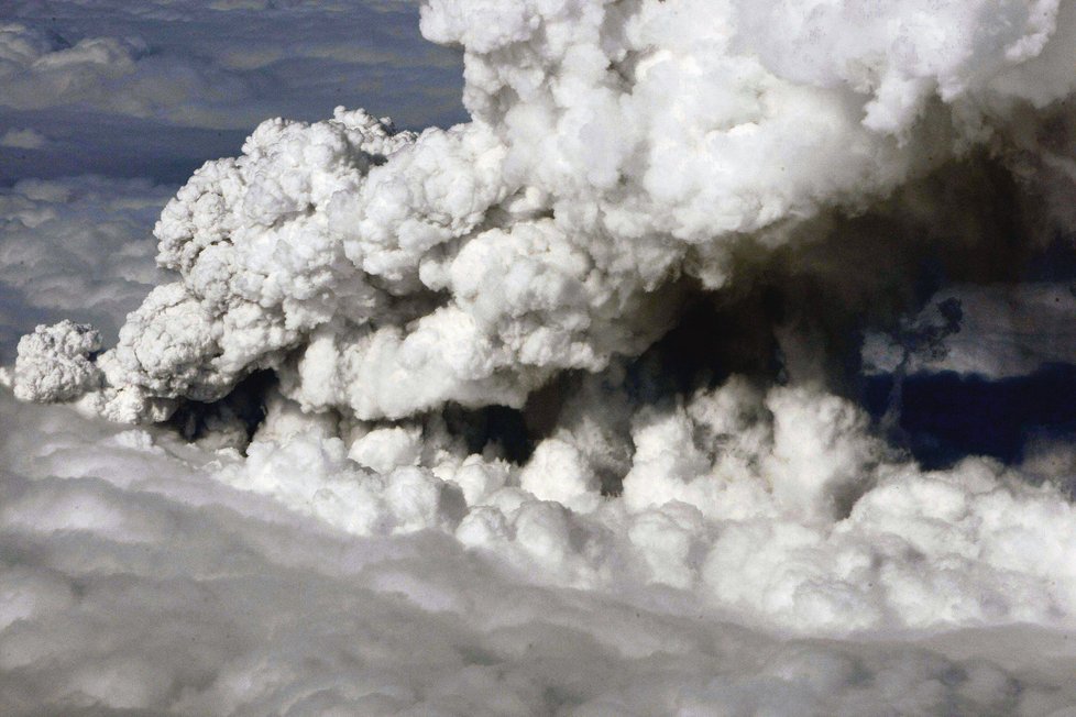 Ohromný oblek prachu ze sopky Eyjafjallajökull