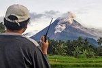 Nejaktivnější indonéská sopka Merapi vybuchla a do délky 1500 metrů po jejím svahu vytekla láva (27. 1. 2021)