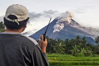 Sopka Merapi vybuchla a chrlí lávu. Na indonéské Jávě už dříve zabila 347 lidí