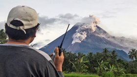 Nejaktivnější indonéská sopka Merapi vybuchla a do délky 1500 metrů po jejím svahu vytekla láva (27. 1. 2021)