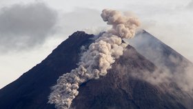 Nejaktivnější indonéská sopka Merapi vybuchla a do délky 1500 metrů po jejím svahu vytekla láva (27. 1. 2021)