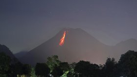 Nejaktivnější indonéská sopka Merapi vybuchla a do délky 1500 metrů po jejím svahu vytekla láva (27. 1. 2021)