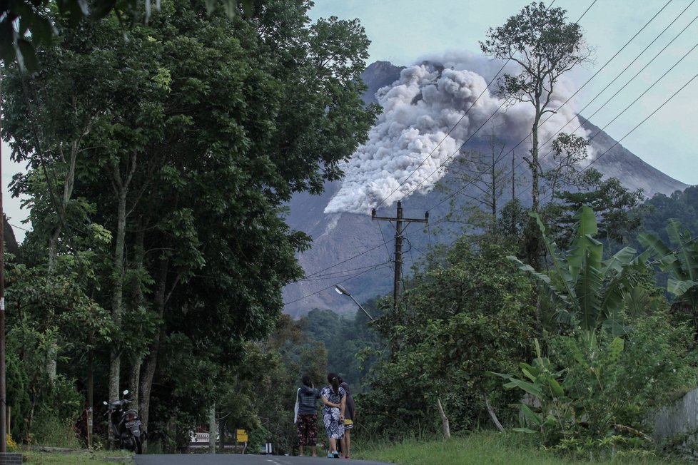 Nejaktivnější indonéská sopka Merapi vybuchla a do délky 1500 metrů po jejím svahu vytekla láva (27. 1. 2021)