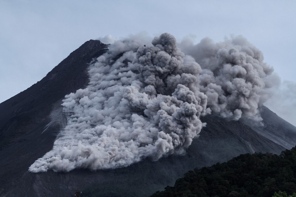 Nejaktivnější indonéská sopka Merapi vybuchla a do délky 1500 metrů po jejím svahu vytekla láva (27. 1. 2021)