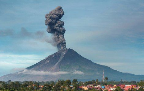 Indonéská sopka Sinabung chrlí popel do výšky 7 kilometrů