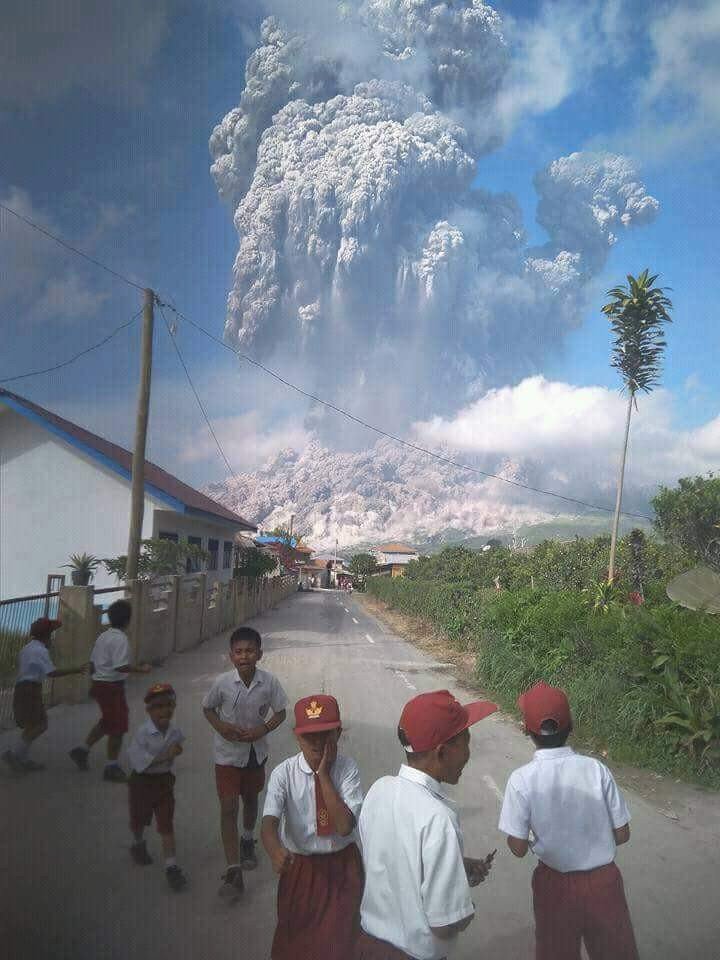 Indonéská sopka Sinabung chrlí popel do výšky 7 kilometrů