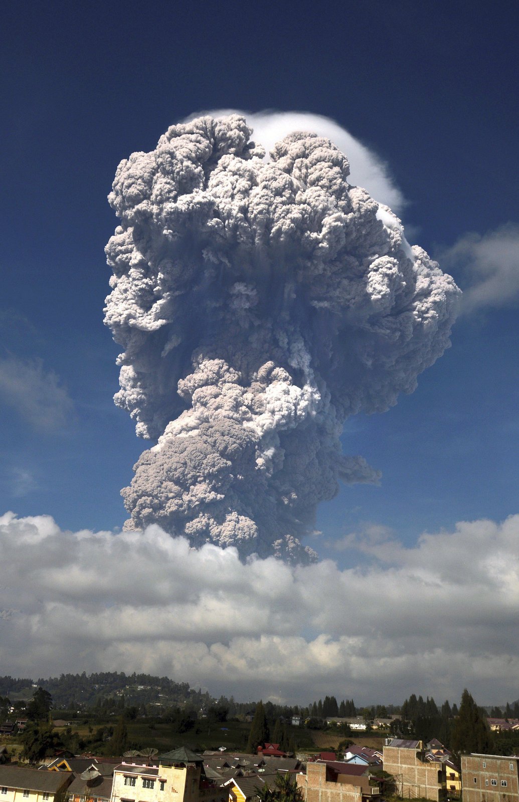 Indonéská sopka Sinabung chrlí popel do výšky 7 kilometrů